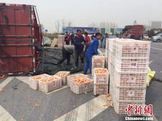 货车侧翻30多吨桔子散落一地 群众救援无人哄抢
