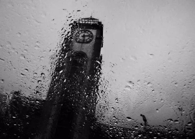 四川省绵竹市汉旺镇,震后雨中的广场钟楼,指针永远停在了地震时刻“2点28分”。 四川省绵竹市汉旺镇,震后雨中的广场钟楼,指针永远停在了地震时刻“2点28分”。