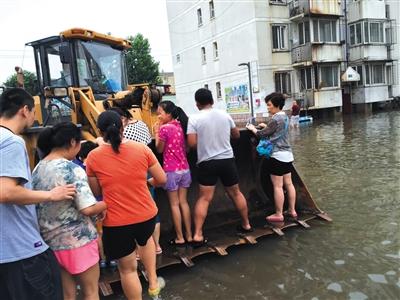 “走出”暴雨的城与人：挖掘机成“摆渡船”