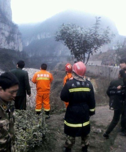 贵州凯里山体崩塌多人被埋 百余人现场救援