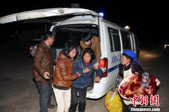 云南彝良中學(xué)節(jié)能灶爆炸3名傷者連夜轉(zhuǎn)院治療