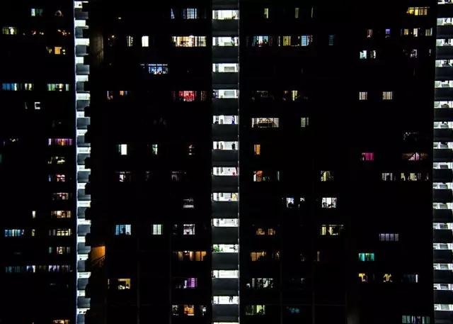 87%的新加坡人住在这种政府提供的廉价组屋里。一个街区内,人们的生活和住处由价格来衡量,有些夫妻平均要等上4-5年才能搬到新房居住。 87%的新加坡人住在这种政府提供的廉价组屋里。一个街区内,人们的生活和住处由价格来衡量,有些夫妻平均要等上4-5年才能搬到新房居住。
