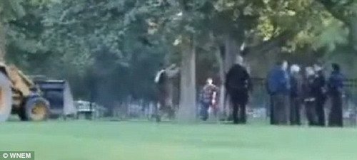 呆萌小鹿翻越栅栏后蹄被卡倒吊半空(组图)(2)