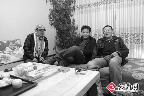 余华（中）和洪峰（右）与记者在珞妮山庄