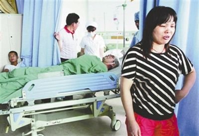 Hold a knife to chase after chop