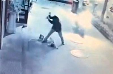 陕西男童遭精神病人暴打 市民路过无人制止(图)