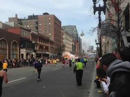 波士顿马拉松比赛现场爆炸 已致3死百余伤 冯毅教授参赛后安全归来
