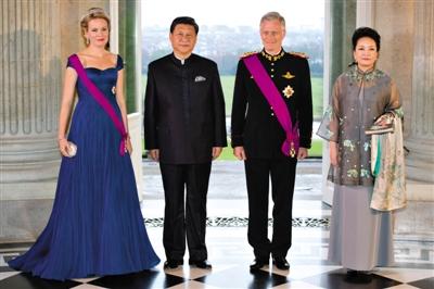 习近平欧洲行四次谈足球 两次穿中式服装赴国宴