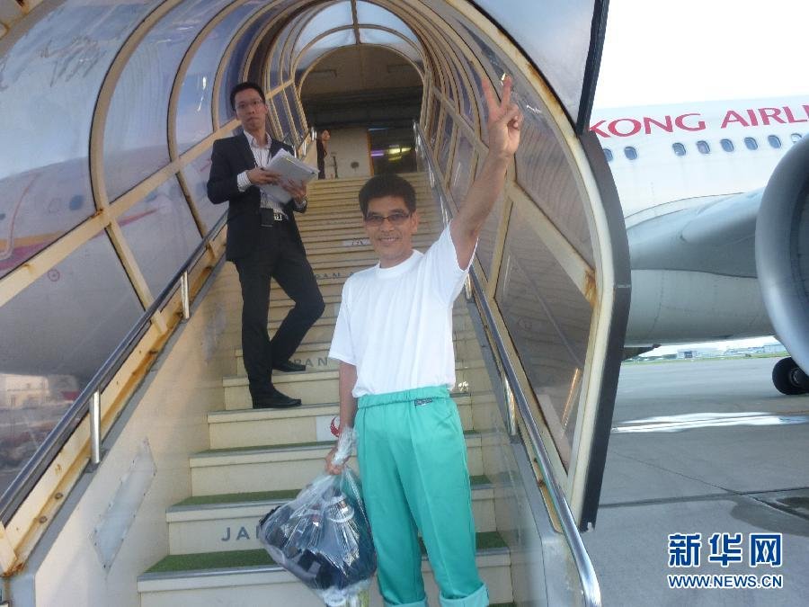 香港市民带鲜花欢迎首7名保钓人士顺利返