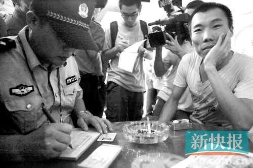 广州控烟男子被抓现行 称这有公务员记者不要拍