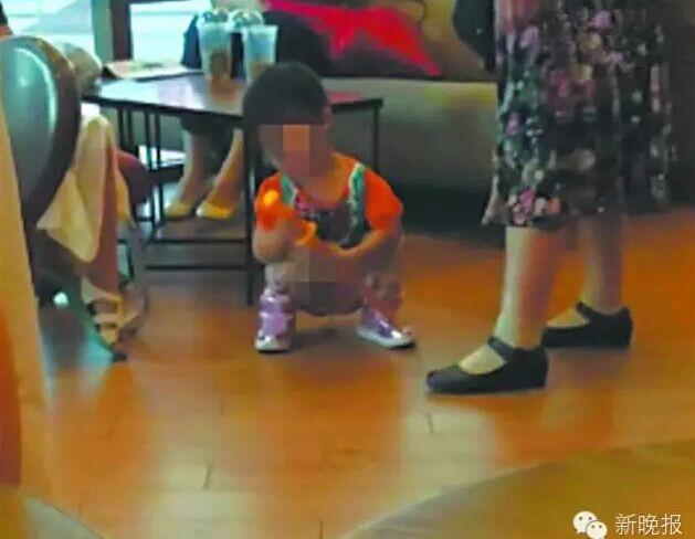 记者在这位网友拍摄的一段视频中看到,一个两三岁的小女孩蹲在地上