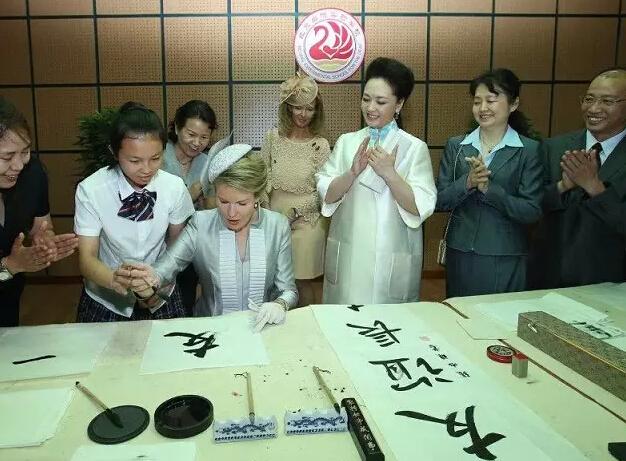 彭丽媛参观北京启喑实验学校 手语问候聋哑儿童