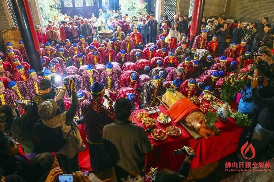 实拍佛山村落冬至祭祖 集体穿马褂向祖先叩首(图)