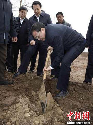 李克强雨中田间察看 拿铁锹翻泥土(图)