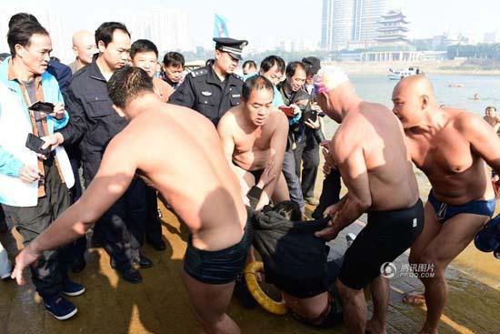 南宁冬泳活动现场女子跳桥 十多名市民将其救上岸
