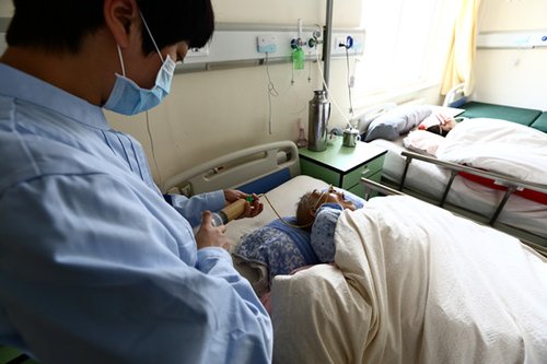 90后美女护士从事临终关怀 吸痰清粪不尴尬(图