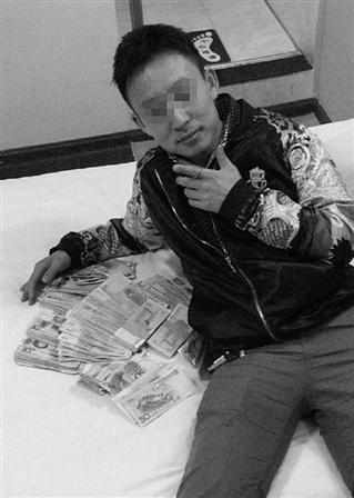 小偷作案后自拍炫耀:一晚搞了这么多钱 被抓获