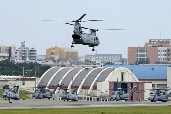 资料图:冲绳普天间陆战队基地的直升机停机坪