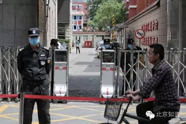 今天,医院门口拉起警戒线.彭子洋摄