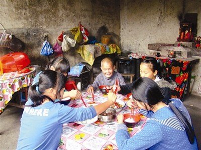 6旬老太19年收养12个弃婴 靠乞讨拾荒养活4个