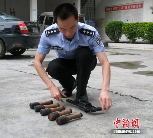 广西博白警方收缴5枚手榴弹和五连发手枪(图)
