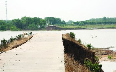江苏镇江一处洲堤坍塌 28间民房掉进长江(图)