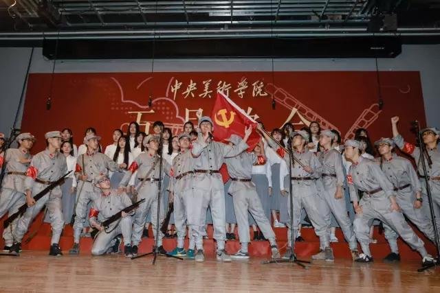 杨文彬《大学社会》,红歌晚会。 杨文彬《大学社会》,红歌晚会。