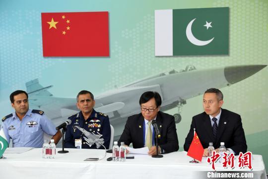 非洲航空航天防务展开幕 中巴携手推介枭龙战机