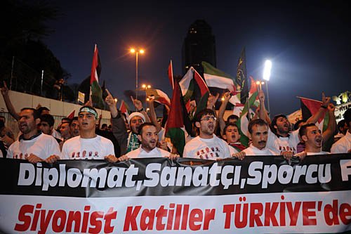 伊斯坦布尔千余人游行抗议以色列足球队现身土