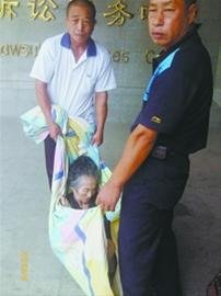 儿被女婿砸死妈不报案 大姐二姐下跪为妹夫求情
