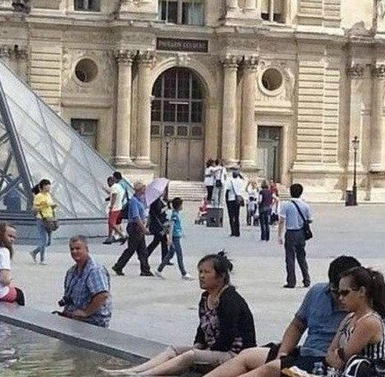 中国游客被曝在法国卢浮宫前水池泡脚(图) 