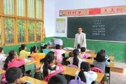 乡村教师患肝硬化7年仍上课 学生罢课求其治病