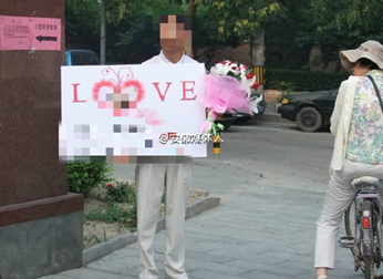 女子水源地洗脚 称“让市民喝我的洗脚水”，太嚣张！