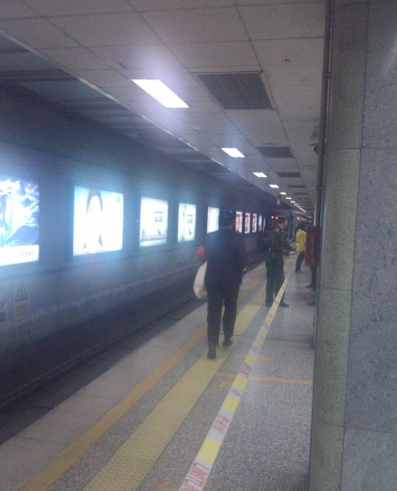 北京地铁内一乘客跳下站台 宣武门站封站 