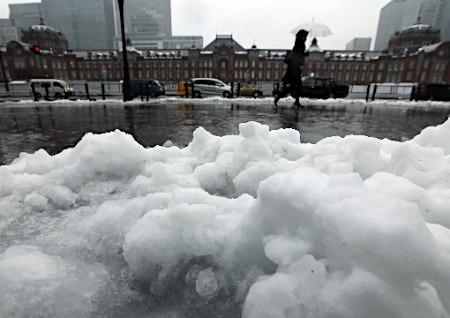 日本关东甲信与东北南部地区本月18日迎来降雪。当天清晨东京都市区观测到6厘米的积雪。