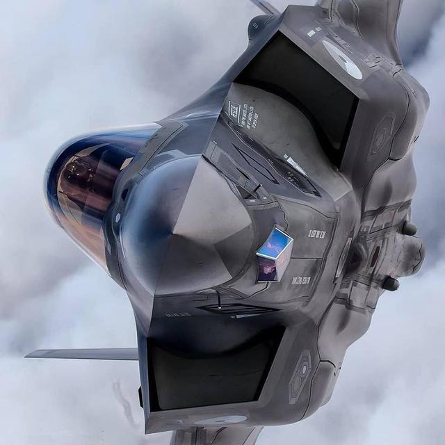 美F35飞抵日本引争议 只需10次空中加油为何却加25次_新闻_腾讯网