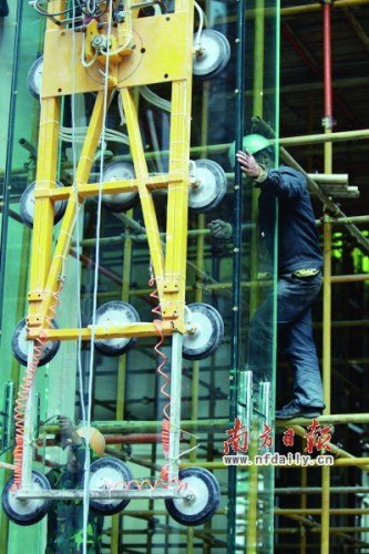 建筑民工调查:1天工作15小时 透支体力换高工资