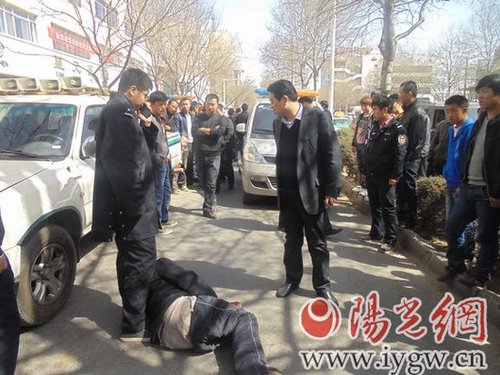 小贩占道经营成 钉子户 当街<em>脱</em>裤子威胁城管/图