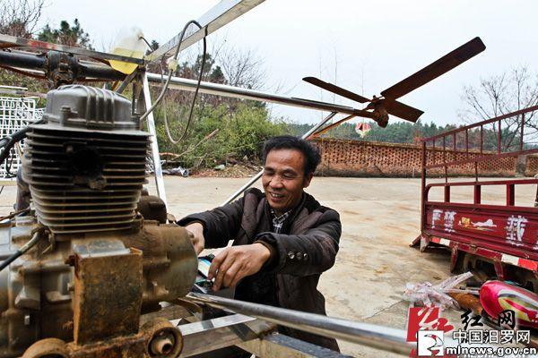 农民用摩托车发动机自制直升机 仅花费半年时