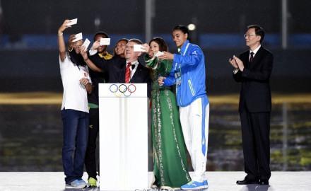 国际奥委会主席在青奥开幕式上用手机自拍