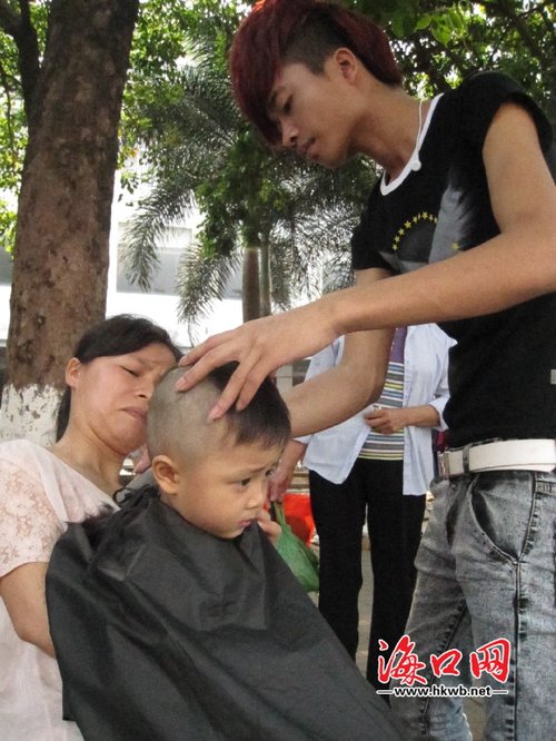 海口花仙子美容美发学校街头免费理发20年民