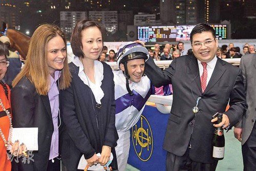 被斩死的百亿富商彭某（右一）为马主，图为其名下赛马"永顺益"于去年3月7日赢得头马时，他手持香槟与骑师合照。据女死者黄某生前向员工透露，黄不时陪伴男友到马场。（香港明报图）