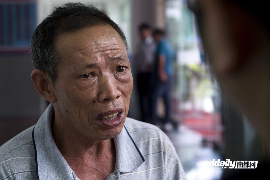 组图:深圳不孝公务员给父母下跪道歉