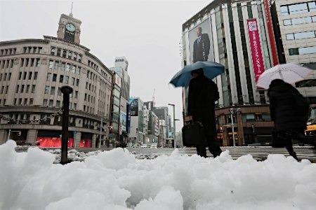 日本关东甲信与东北南部地区迎来降雪,当天清晨东京都市区观测到6厘米积雪。