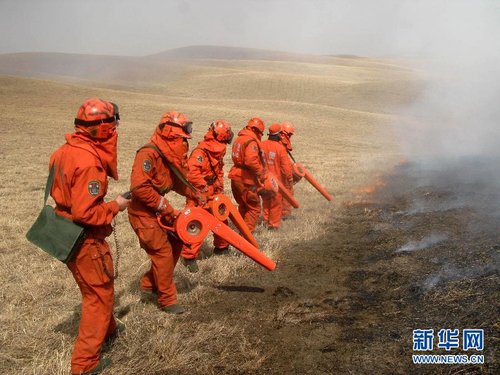 恶劣天气影响中蒙边境草原大火救援 火情未越境