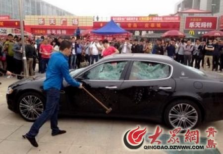 消费者青岛车展现场维权 怒砸260万玛莎拉蒂