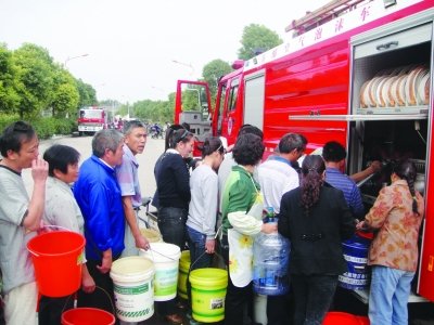 江苏镇江一处洲堤坍塌 28间民房掉进长江(图)