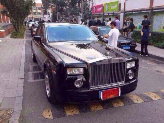 组图:北京体育大学毕业典礼豪车云集 场面堪比