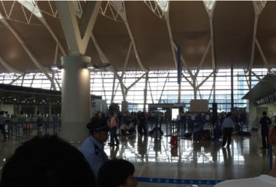 网曝浦东机场T2航站楼发生爆炸 可能有人受伤