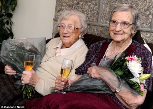伊芙琳·米德尔顿和她的姐姐伊迪斯·里奇是目前世界上最年长的双胞胎